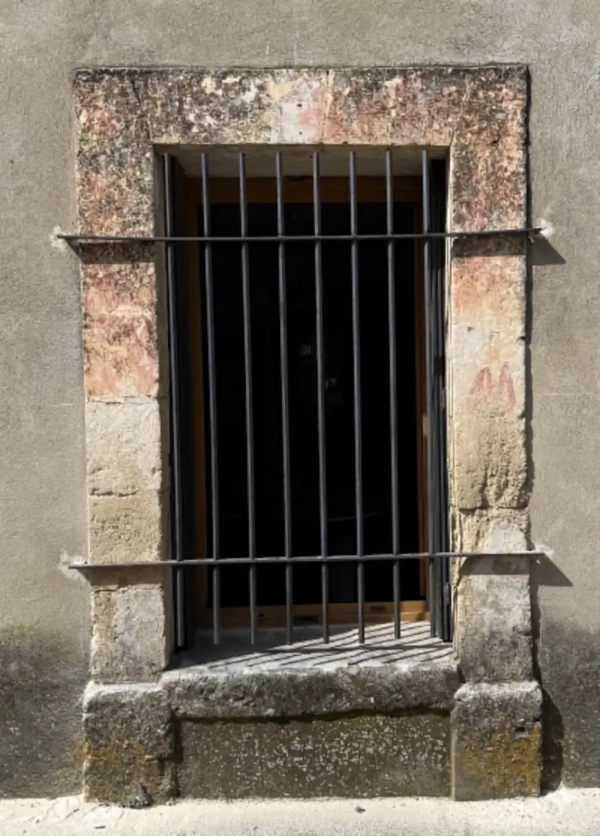 Portails et grille de défense en fer forgé sur mesure à Uzès